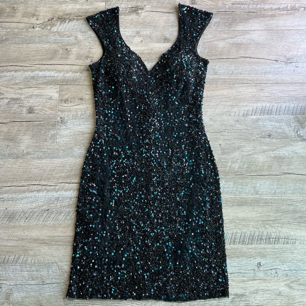 MacDuggal Like New Sleevless Sweetheart Neckline Beaded Sequin Mini Dress